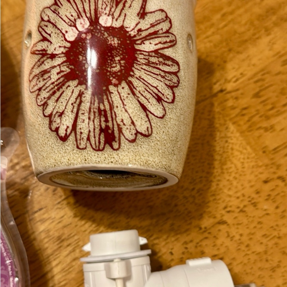 Scentsy Floral Wax Warmer w/ Wax Melts, non-Scentsy owl warmer & 2 Yankee Candle - Picture 2 of 16